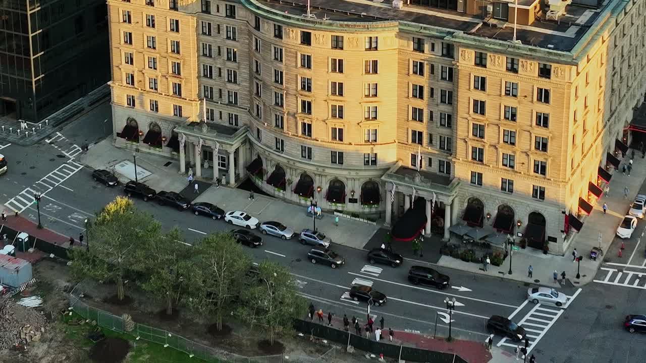 Vista aerea di strada cittadina e cantiere edile negli Stati Uniti
