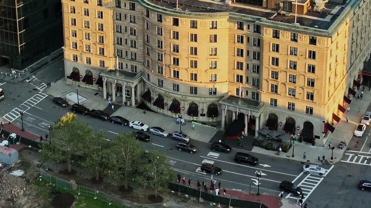 Vista aerea di strada cittadina e cantiere edile negli Stati Uniti