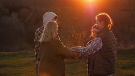 amigos celebrando la puesta de sol en una colina