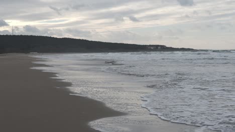 Bewölkte-Wellen-Am-Meer