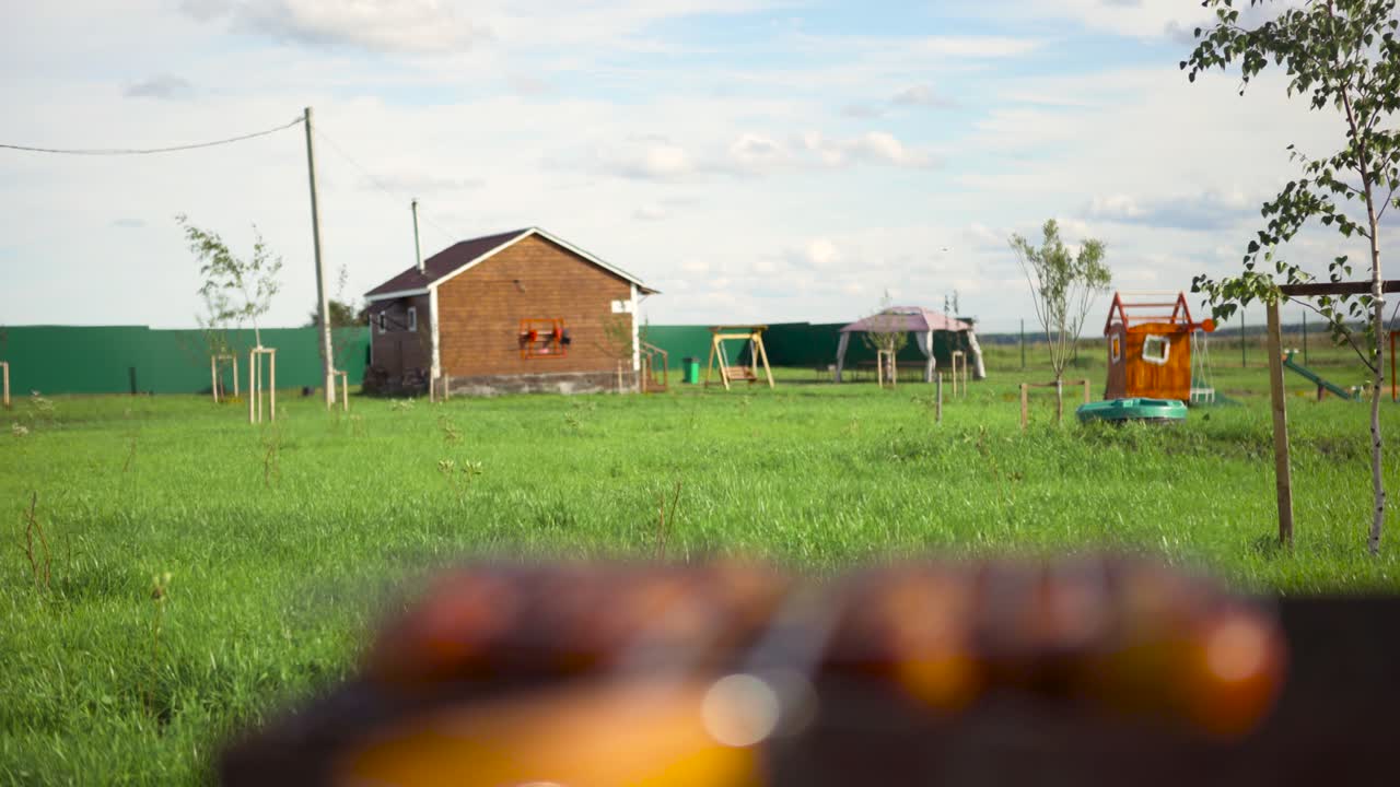 놀이터와 함께 여름 뒷마당 bbq