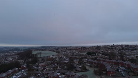 La-Vista-Invernal-Desde-Un-Dron-Captura-El-Típico-Desarrollo-De-Viviendas-Propiedad-Del-Consejo-Urbano-Del-Reino-Unido-En-Dewsbury-Moore-Council-Estate,-Con-Casas-Adosadas-De-Ladrillo-Rojo-Y-El-Yorkshire-Industrial.