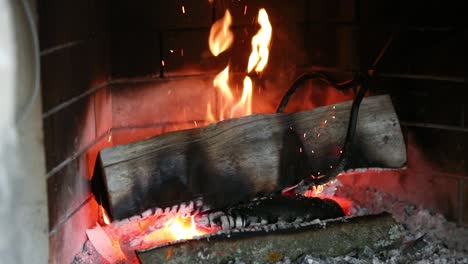 Umdrehen-Eines-Funkelnden-Brennenden-Holzscheites-In-Zeitlupe