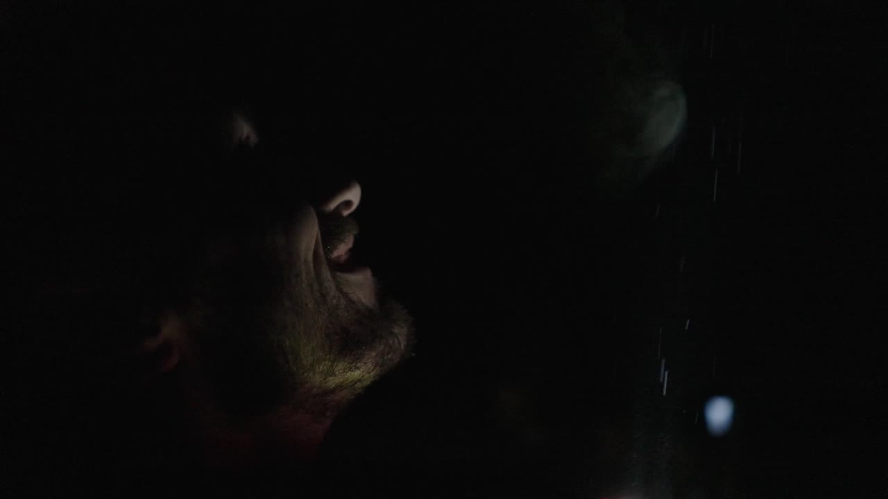 hombre en la oscuridad