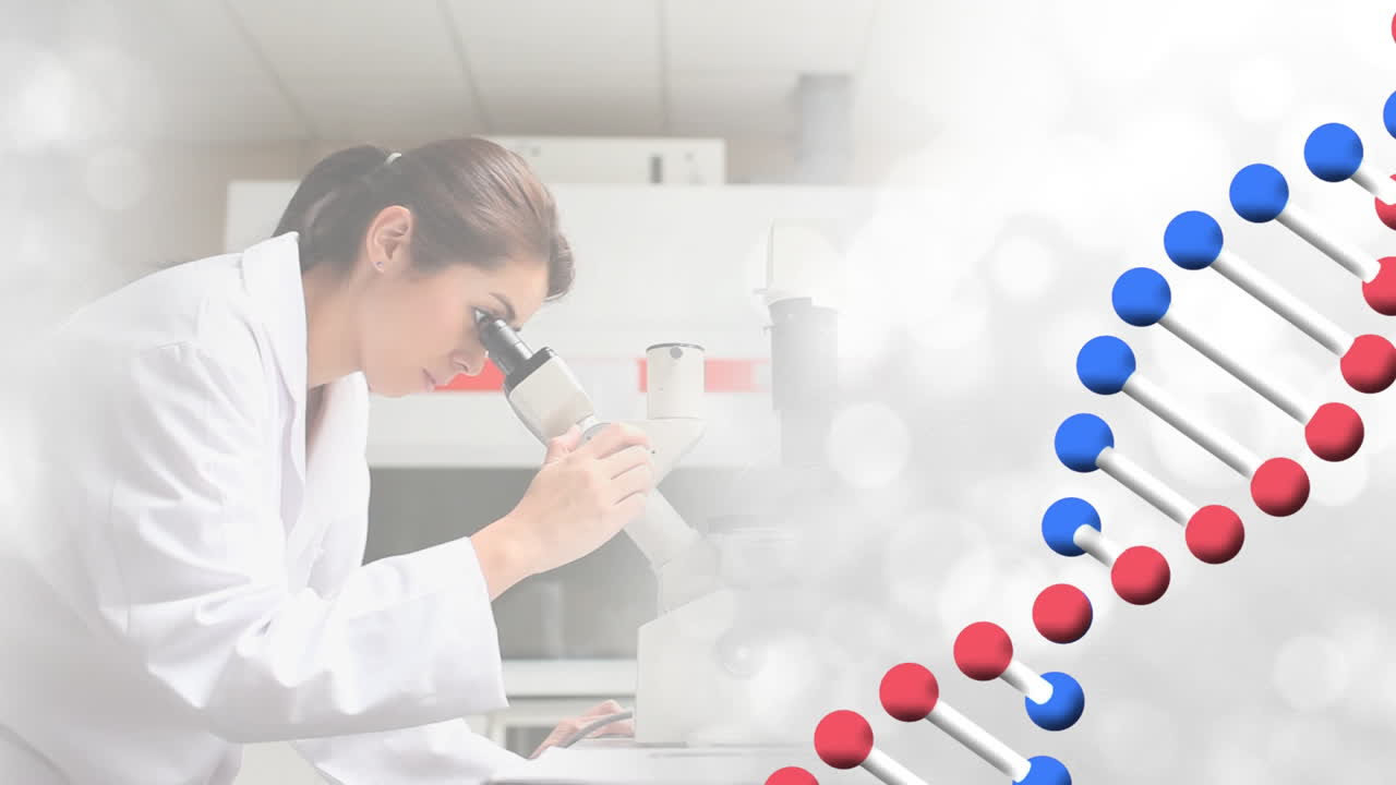 실험실에서 여성 과학자 위에 회전하는 dna 가닥의 애니메이션
