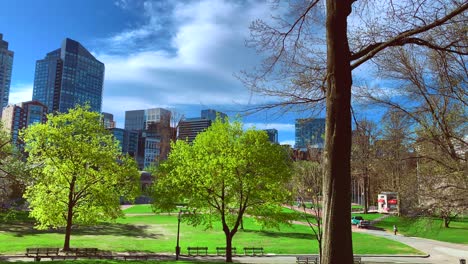 Hermoso-Paseo-Por-Un-Parque-De-La-Ciudad-Con-Un-Impresionante-Horizonte-De-Fondo