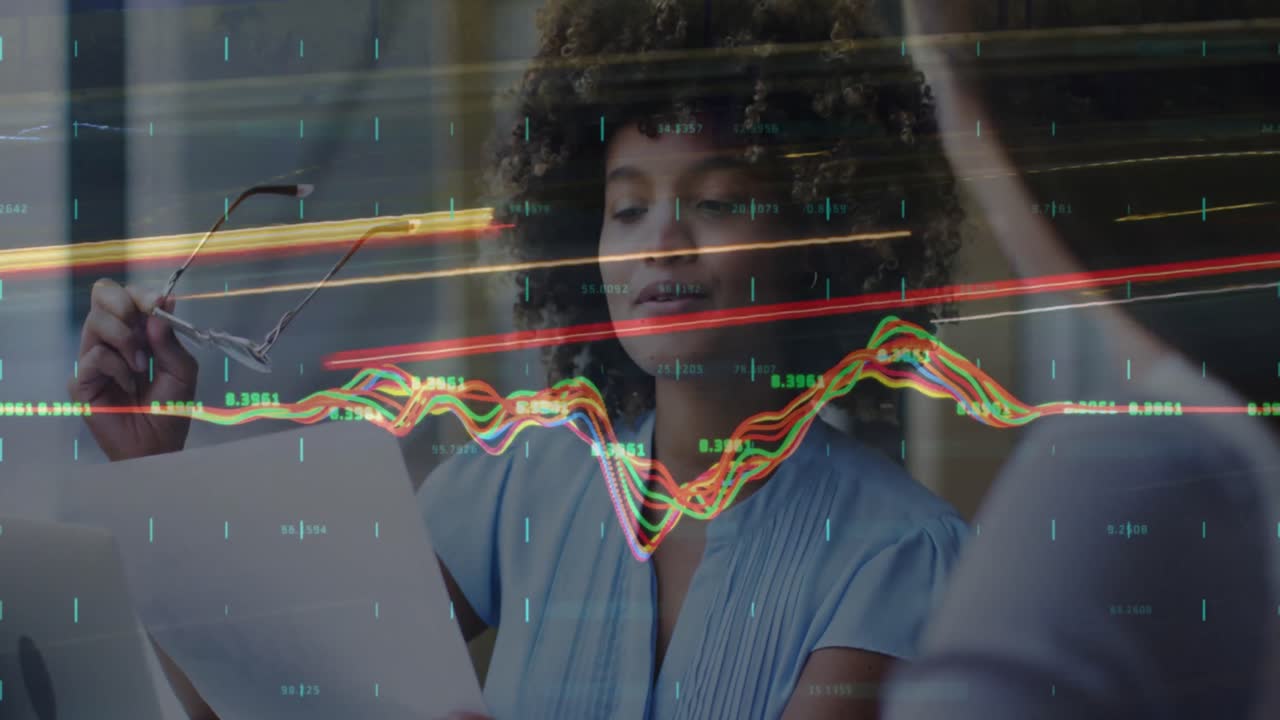 animación del procesamiento de datos sobre diversas personas de negocios en la oficina