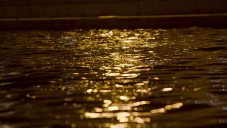 reflejos dorados en el agua por la noche