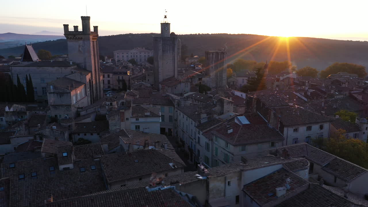 el sol se levanta sobre una colina vista aérea del castillo ducal de uzes france gard