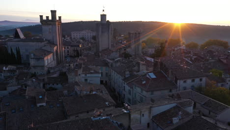 Sol-Saliendo-Sobre-Una-Colina-Vista-Aérea-Del-Castillo-Del-Ducado-De-Uzès-Francia-Gard