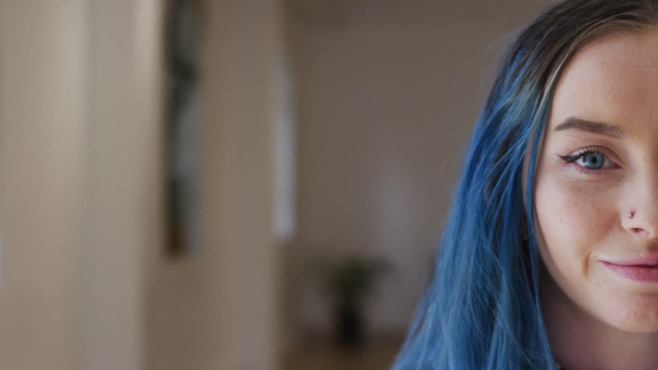 댄스 스튜디오에서 카메라를 바라보는 행복한 백인 여성의 초상화, 느린 동작