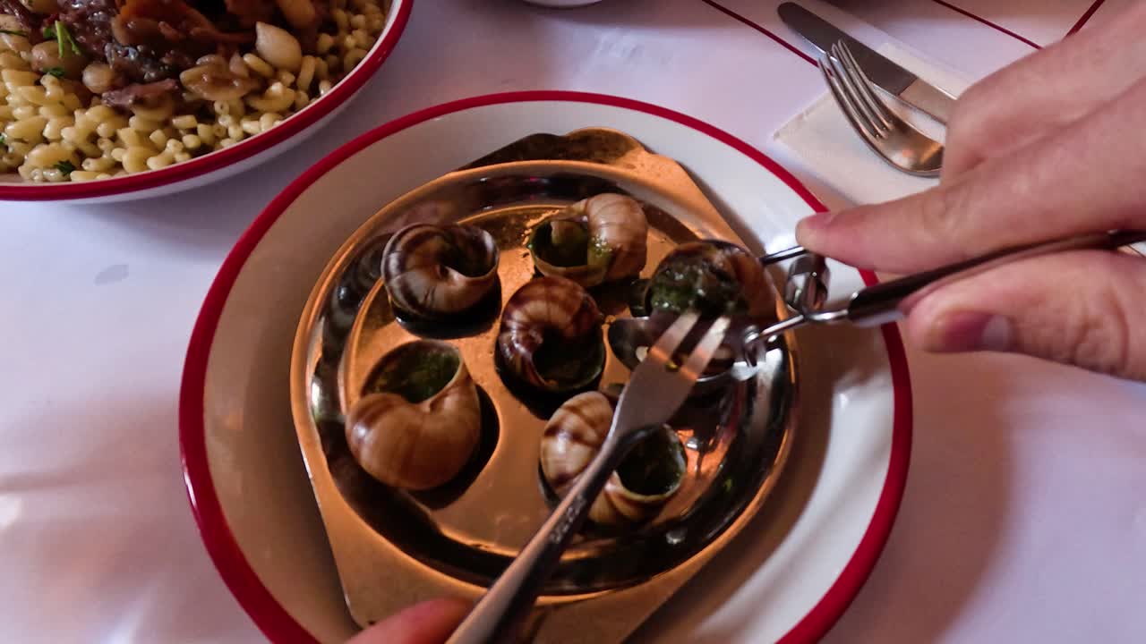 disfrutando de las caranguejas en un restaurante parisiense