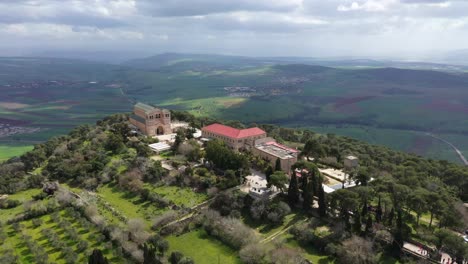 disparo de un dron sobre una casa en una montaña, monte tavor, israel