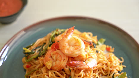 Fideos-Instantáneos-Salteados-Sukiyaki-Con-Gambas---Estilo-De-Comida-Asiática