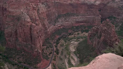 El-Parque-Nacional-Del-Cañón-De-Zion-Y-El-Río-Virgen-Debajo-Entre-Altos-Acantilados,-Toma-Panorámica-Izquierda-Revelada