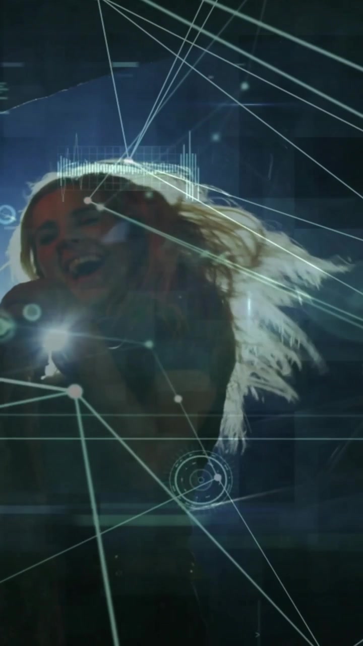 Vídeo vertical: Mulher aproximando o microfone, cantando ao som de música com halo retroiluminado e HUD traçando a silhueta.