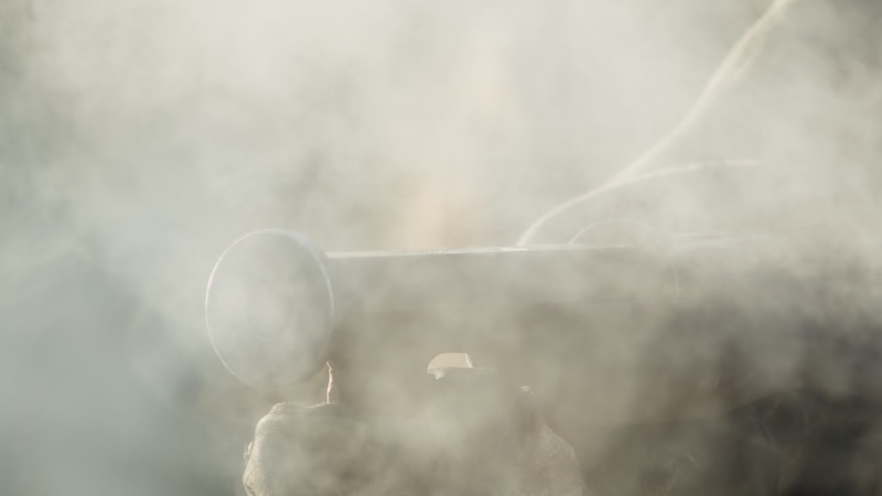 오래 된 중세 권총 극단적인 근접 촬영, 심지 및 토치는 화약의 불을 설정, 전면 보기 촬영 슬로우 모션