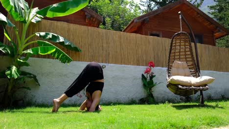 Una-Mujer-Hace-En-El-Jardin