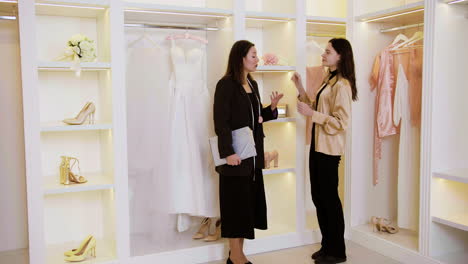 Mujer-Asiática-Y-Caucásica-En-La-Tienda-De-Vestidos-De-Novia