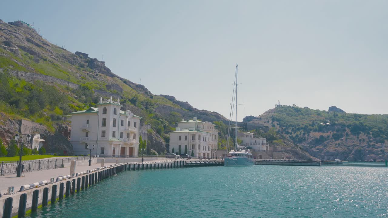 색 건물 들 이 있는 아름다운 해변 마리나