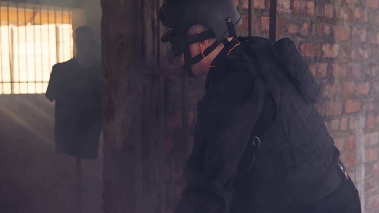 vista lateral de un soldado militar caucásico lanzando granadas de humo en maniquíes de goma 4k