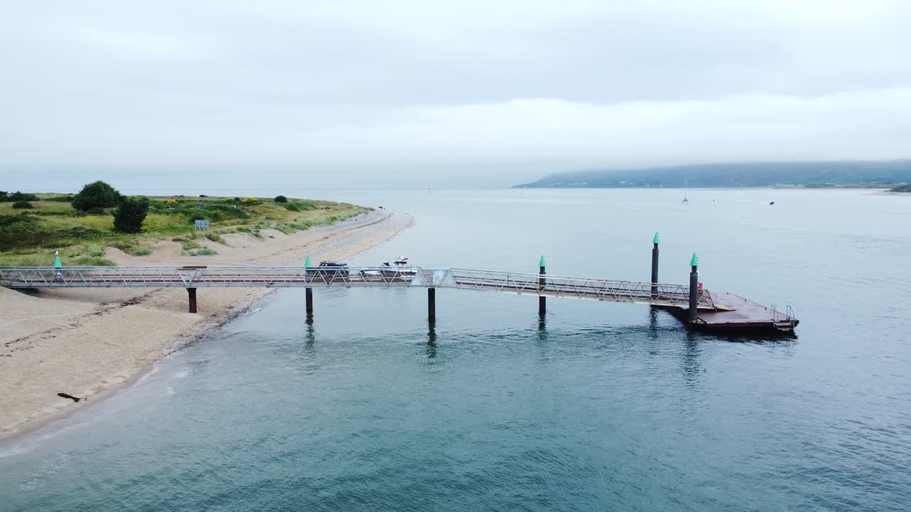 4x4 트럭은 트레일러에서 해수로 고가의 고급 스피드보트를 부두 공중 전망 낮은 오른쪽 궤도와 함께 발사합니다.