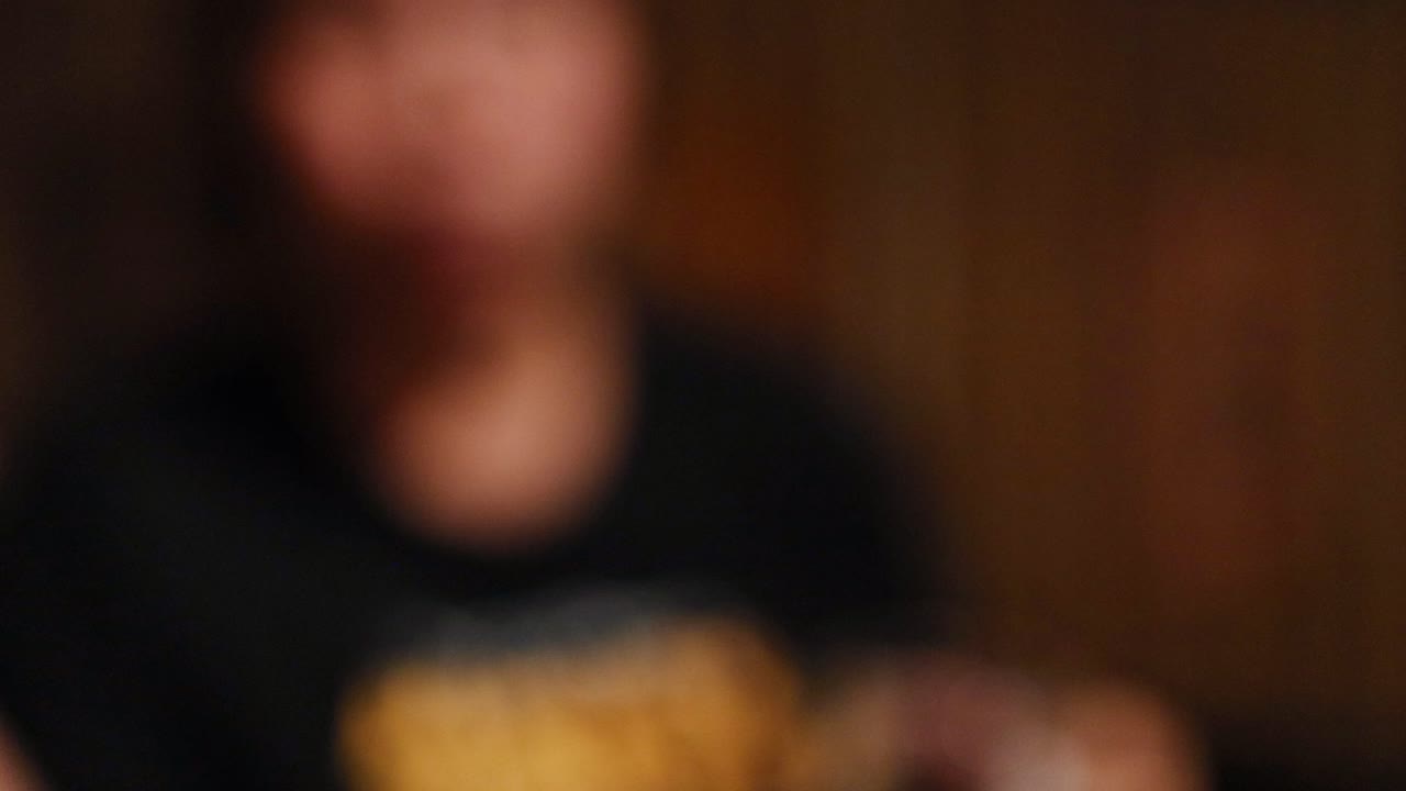 persona disfrutando de la cerveza en un entorno casual