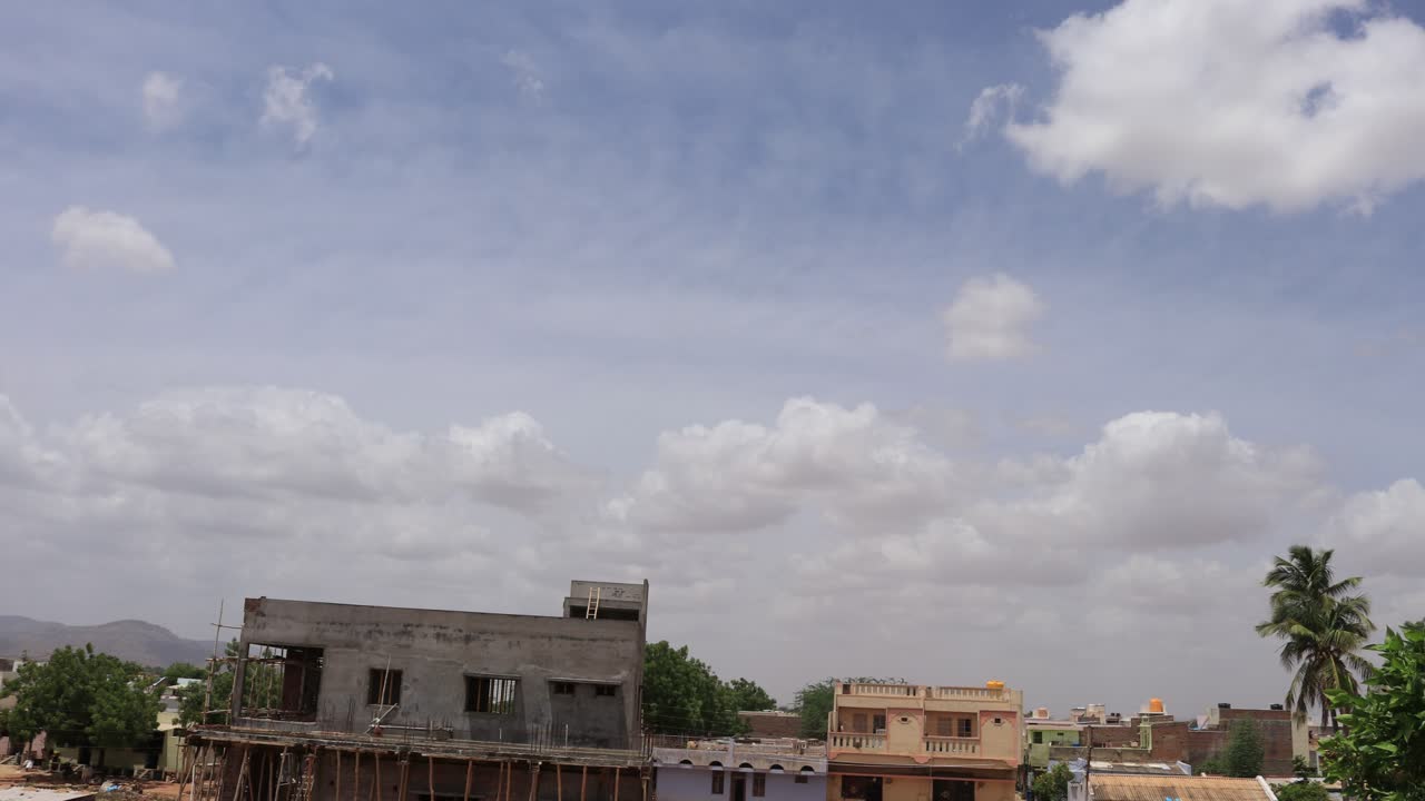 un hermoso y escénico lapso de tiempo en el cielo del atardecer, en maharashtra, india