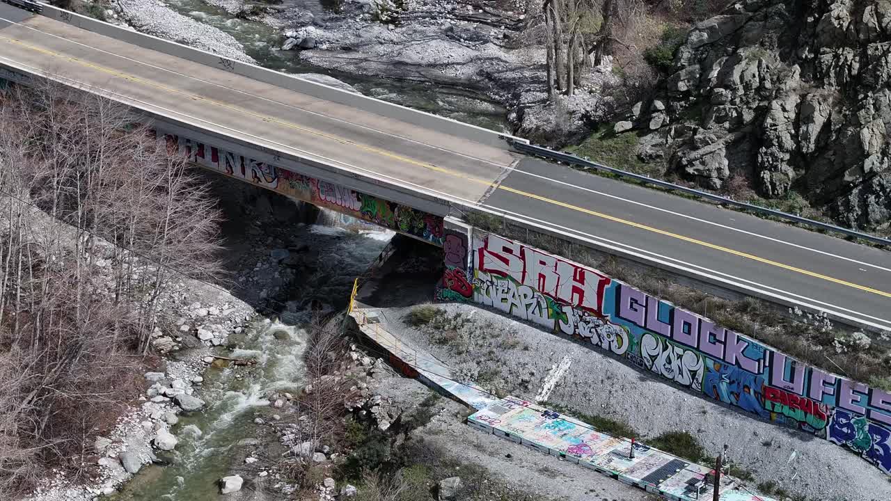 graffiti en el paso elevado del arroyo en la autopista 38 de california que conduce a forest falls 60 fps lento