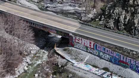 Graffiti-Auf-Der-Creek-Überführung-Am-California-Highway-38,-Die-Zu-Den-Forest-Falls-Führt,-60 fps,-Zeitlupe