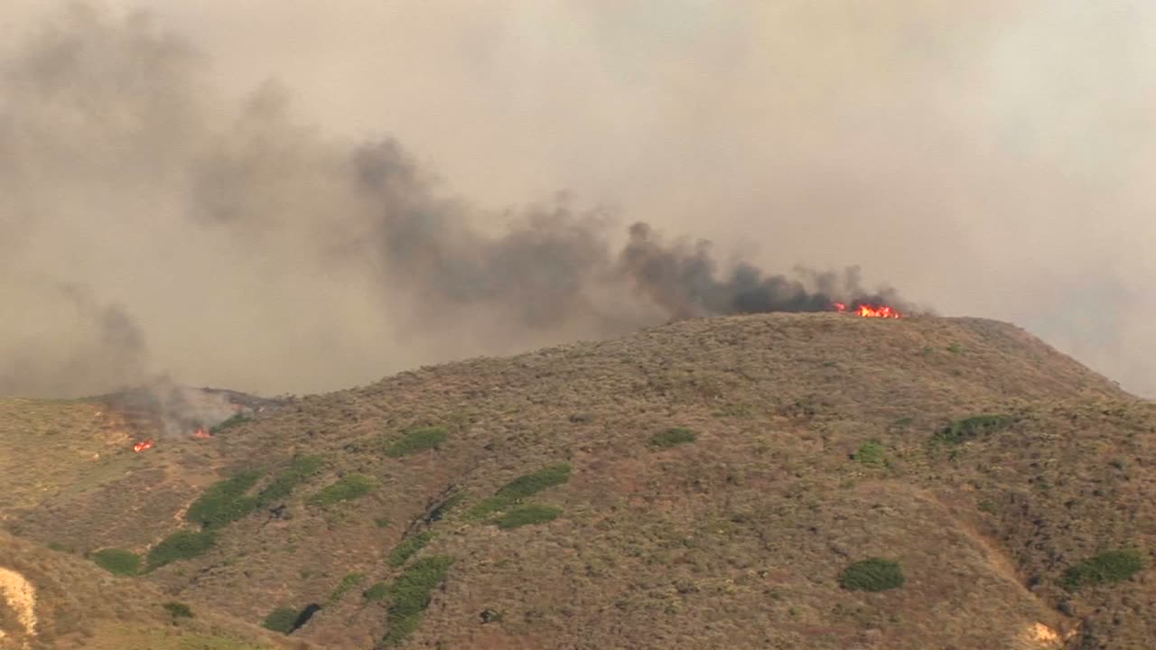 un incendio forestal en california arde fuera de control