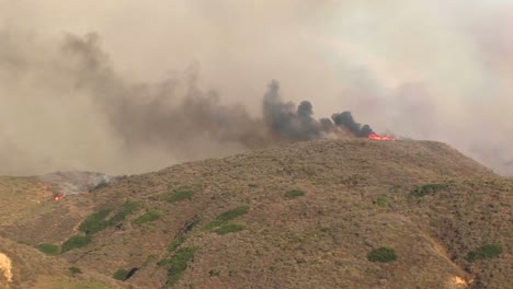 un incendio forestal en california arde fuera de control