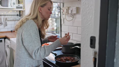 mujer cocinando en la cocina