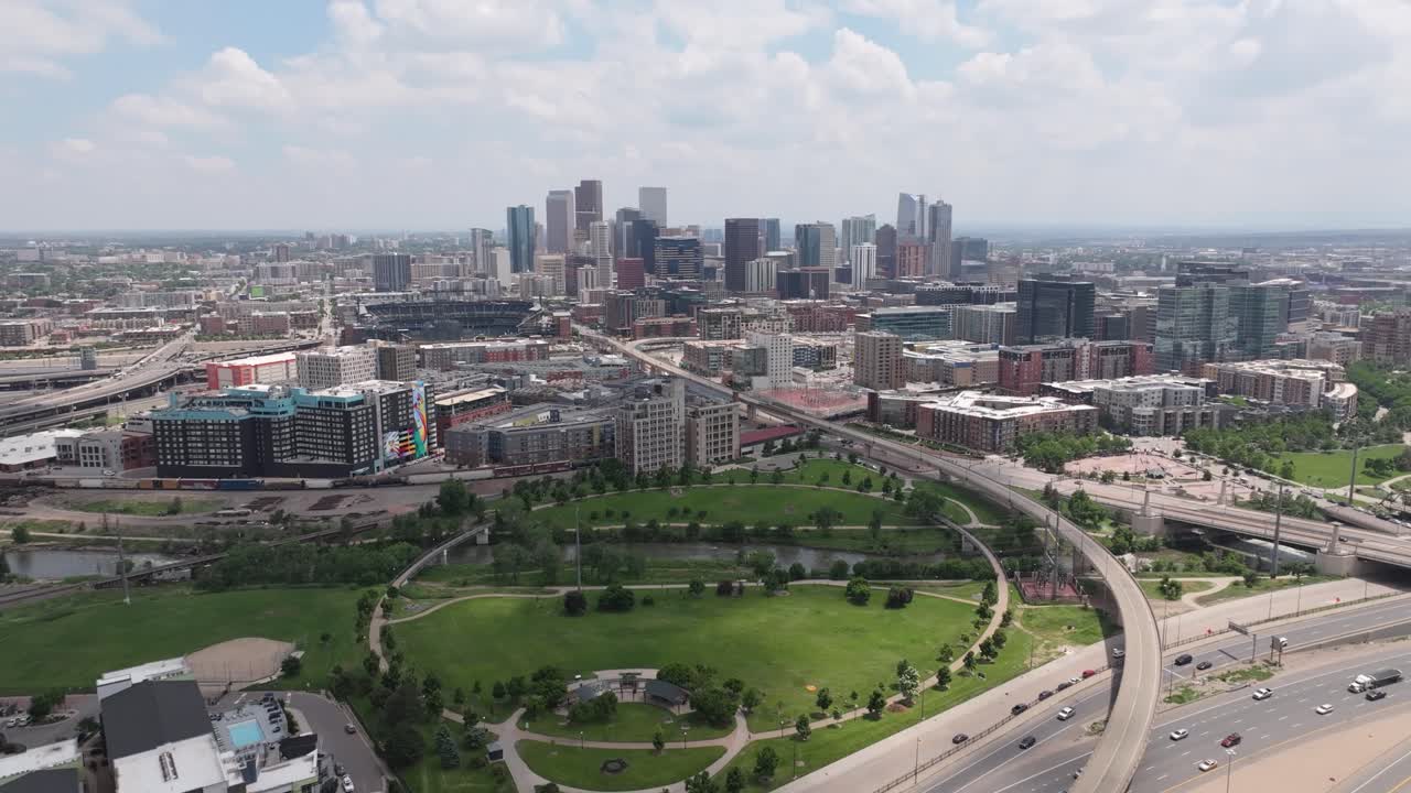 Centro di Denver, paesaggio urbano aereo sul Cuernavaca Park e sulla Strada Statale in Colorado, Stati Uniti.