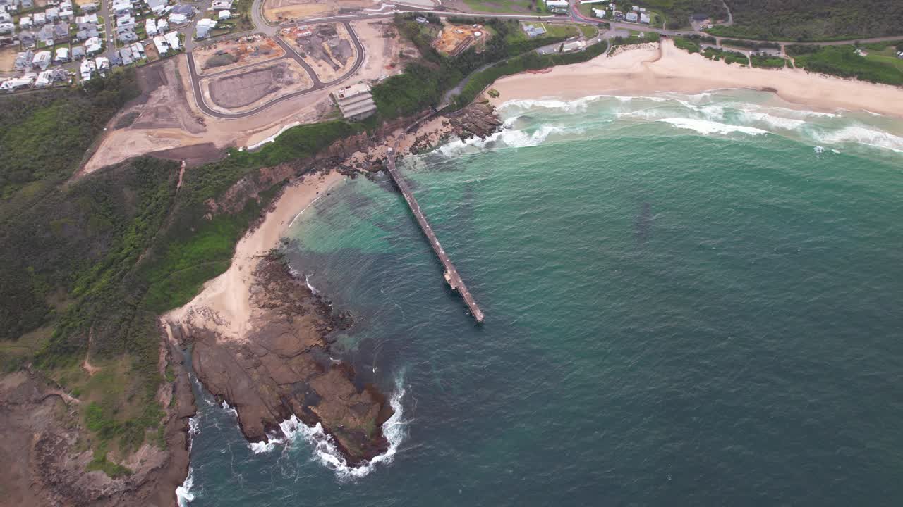 오스트레일리아 nsw의 미들 캠프 비치 (middle camp beach) 에 있는 캐서린 힐 베이 제티 (catherine hill bay jetty) 의 조류 시각 - 드론 촬영