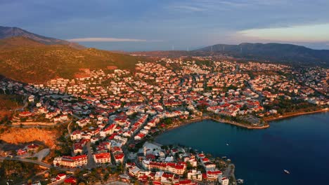 vista aérea escénica de la ciudad costera turca iluminada por el sol al amanecer, datça, península de reşadiye