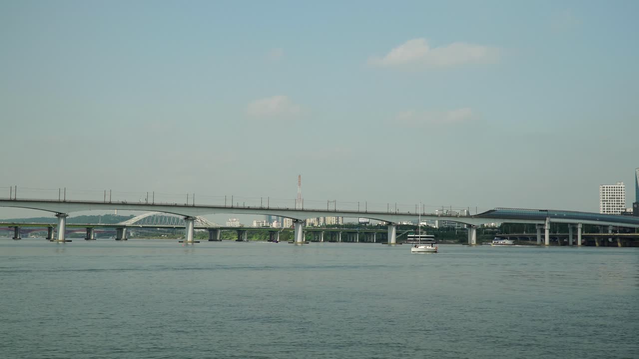 여의도 선착장 한강에서 호화 크루즈 여행을 하는 동안 작은 요트의 뱃머리에서 휴식을 취하는 알아볼 수 없는 두 사람