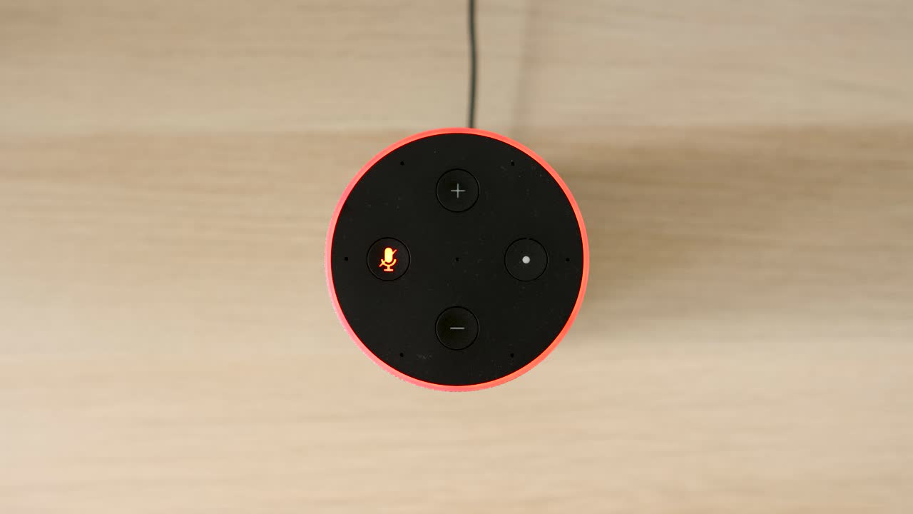 la persona silencia el asistente doméstico inteligente para proteger la privacidad, estático de arriba hacia abajo