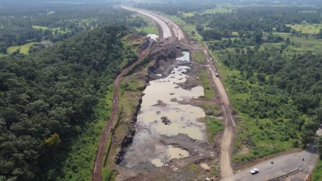 vista aérea de la autopista de comunicación samruddhi mahamarg o nagpur a mumbai en construcción, la autopista de seis carriles pasa a través de muchas montañas y tierras agrícolas