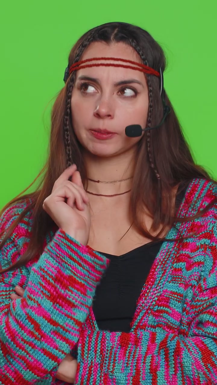 Donna che indossa cuffie lavoratrice freelance call center operatore di servizio di supporto linea di assistenza comunicazione