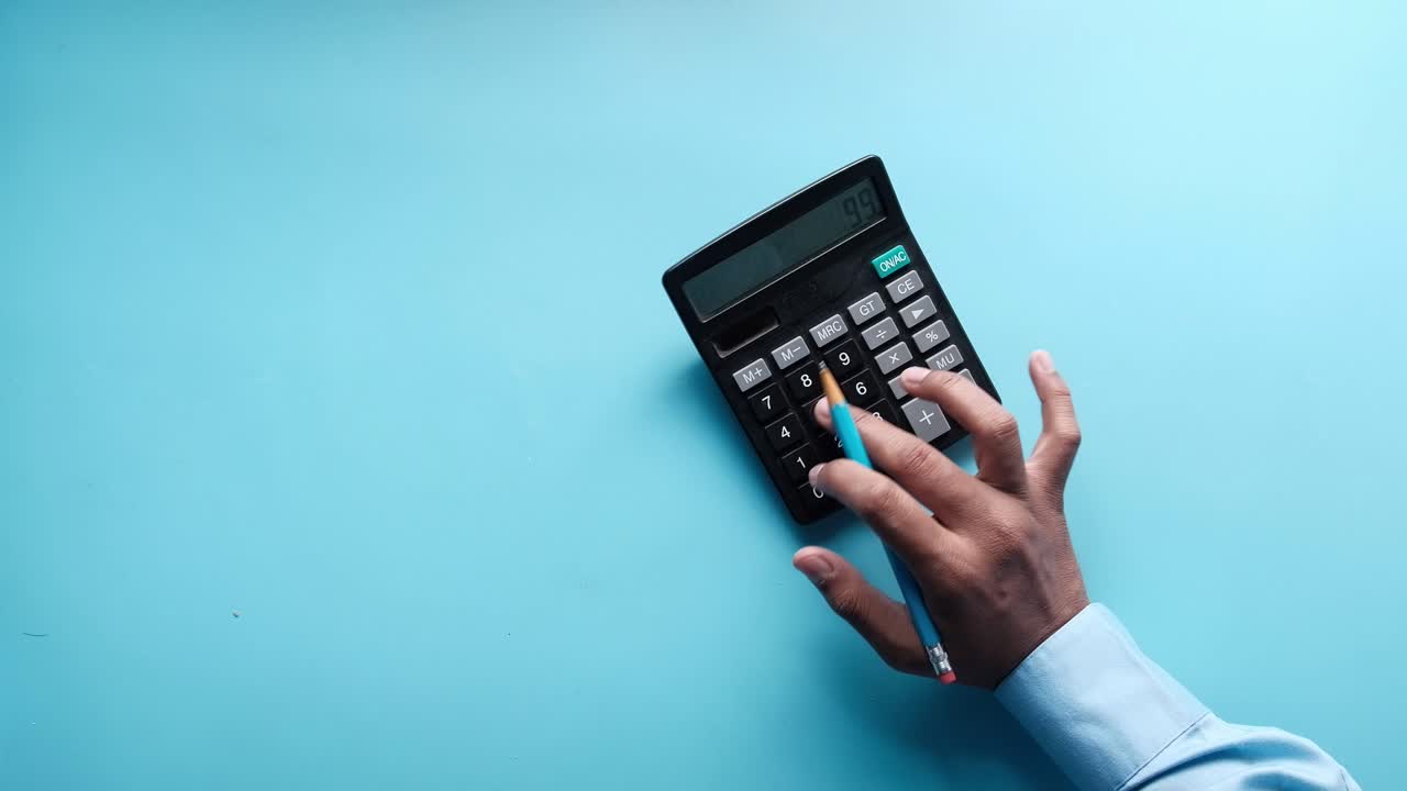 persona que utiliza una calculadora