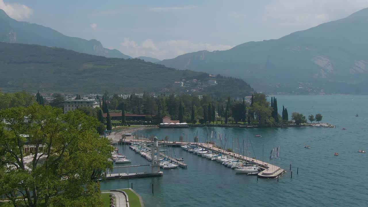 Veduta aerea con drone delle Alpi italiane e del Lago di Garda, con la marina di Riva del Garda nel Nord Italia