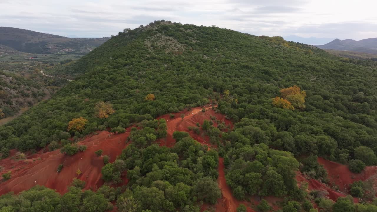 Tierra roja y camino sinuoso formando un paisaje surrealista Kokkinopilos