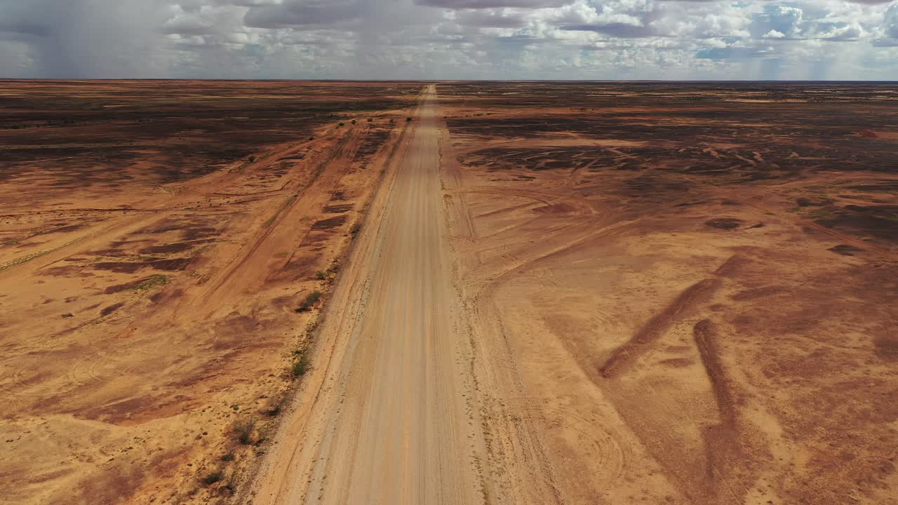 vuelo bajo sobre la pista del desierto del interior australiano
