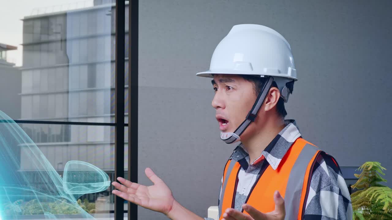 близкий взгляд сбоку на андернинга азиатский инженер-мужчина в защитном шлеме говорит, почему работает сомнительно с концепцией электрического транспортного средства, высокотехнологичного промышленного объекта