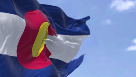 la bandera del estado estadounidense de colorado ondeando en el viento