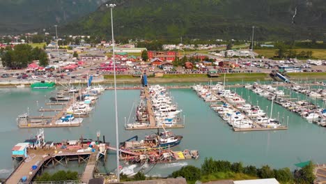 4K-Drohnenvideo-Von-Booten-Und-Schiffen-Im-Hafen-Von-Valdez-In-Valdez,-Ak-Während-Eines-Sonnigen-Sommertages