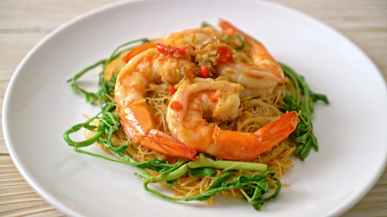 Stir-fried rice vermicelli and water mimosa with shrimps