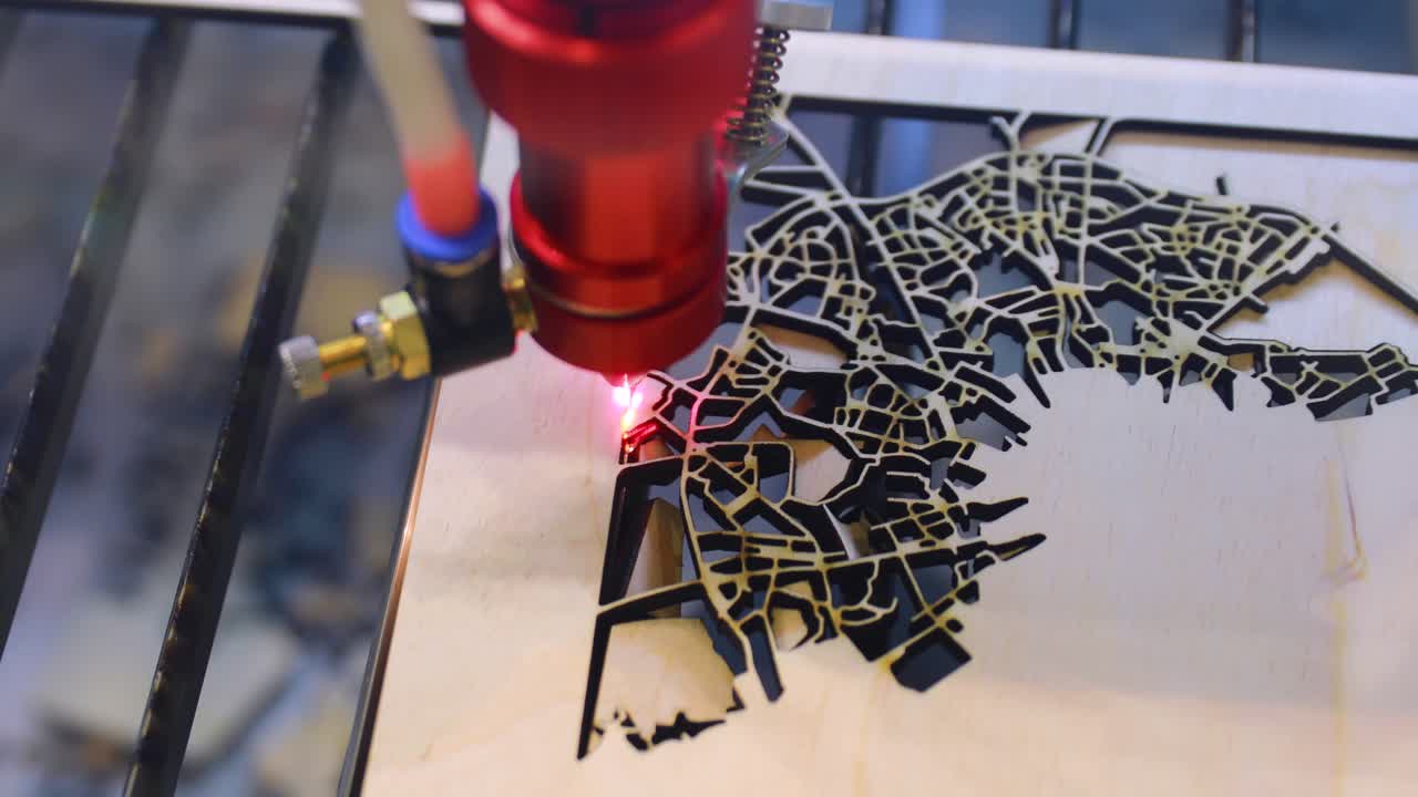 macchina per la lavorazione del legno con laser a combustione cnc, tecnologia moderna nell'industria.