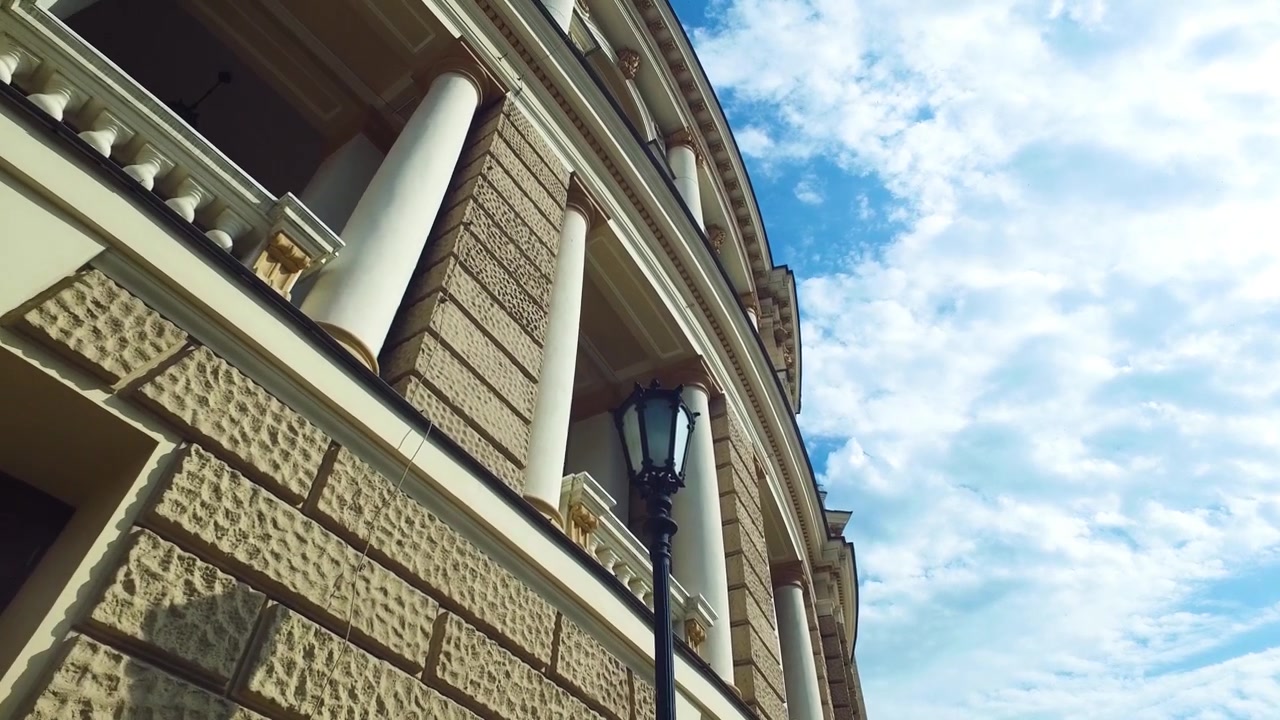 Ópera de Odessa, Ucrânia. Exterior do Teatro Acadêmico Nacional, Vista em Ângulo Baixo em Dia Ensolarado